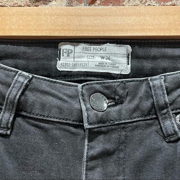 Free People Great Heights Frayed Jeans Size 24 - Picture 7 of 11